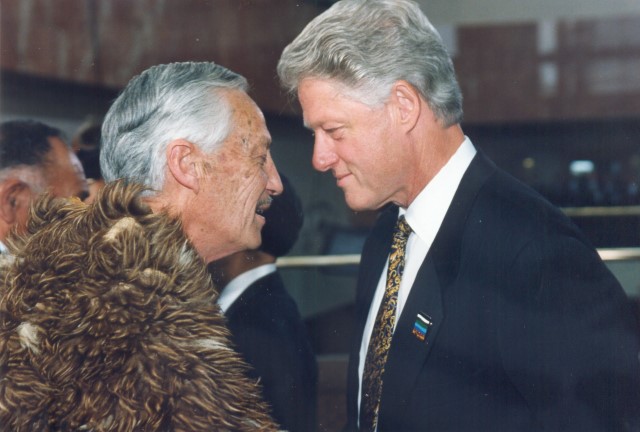 Professor Sir Hugh Kawharu and then-President of the United States Bill Clinton. 