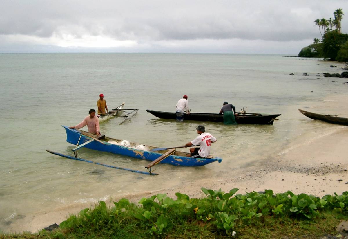 Image Samoan fishermen heading out..