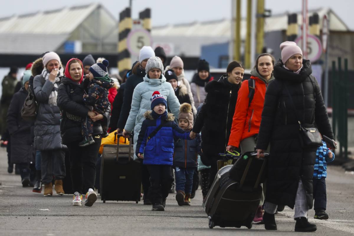 Ukrainian refugees crossing Polish border. . 