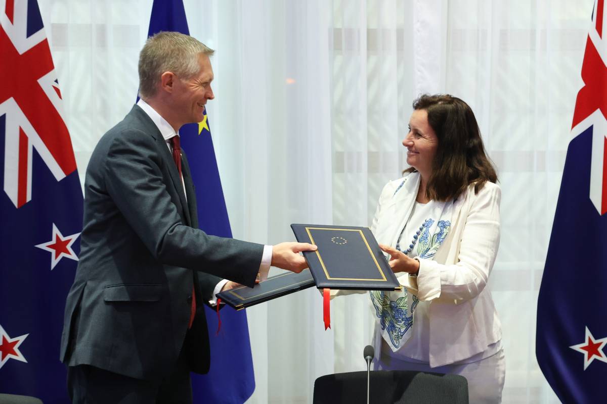 An image of Carl Reaich (Ambassador, Head of Mission of New Zealand to the EU), shaking hands with Edita Hrda (Ambassador, Permanent Representative of the Czech Republic to the European Union). 