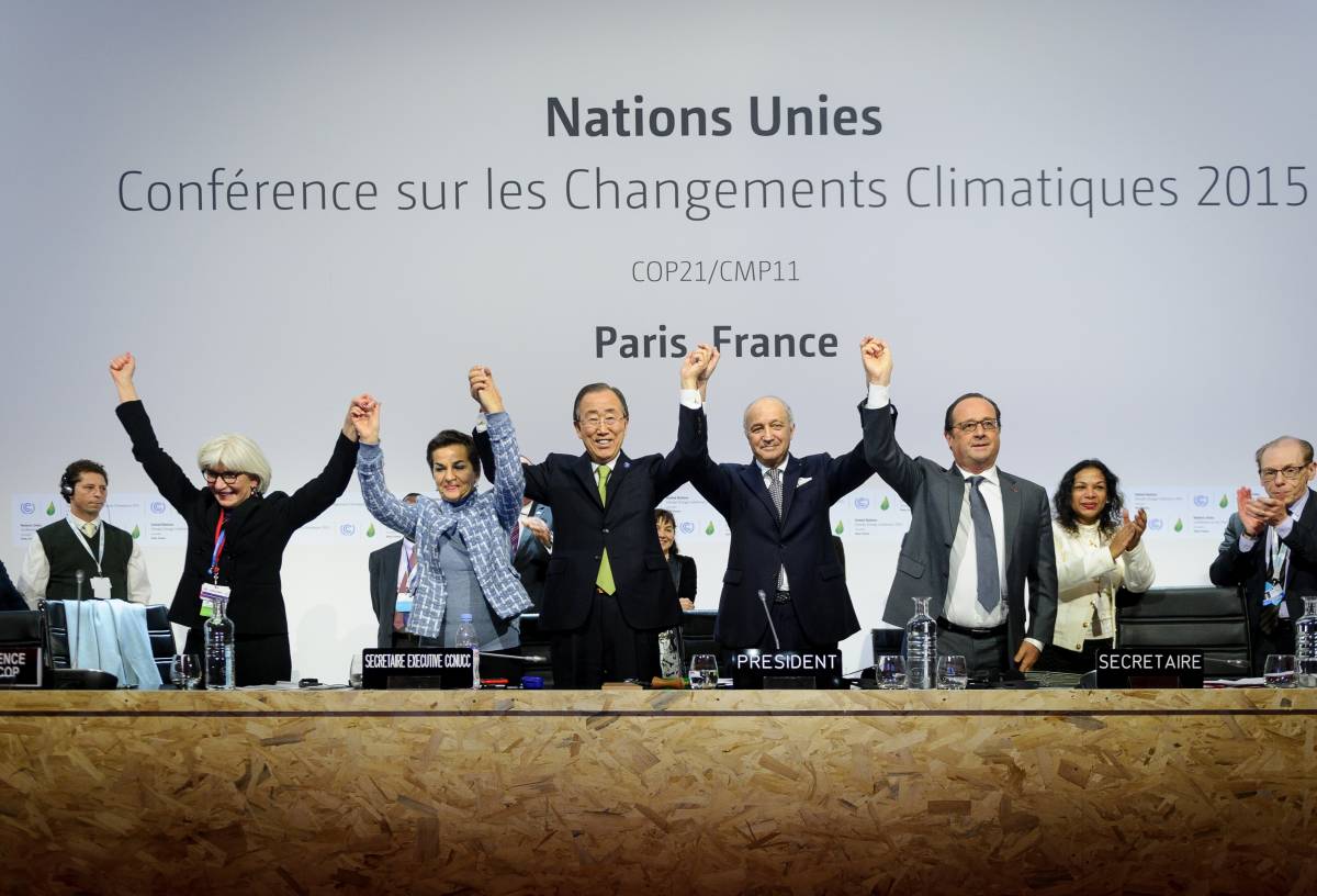 An image of podium members at the 2015 Paris Agreement..