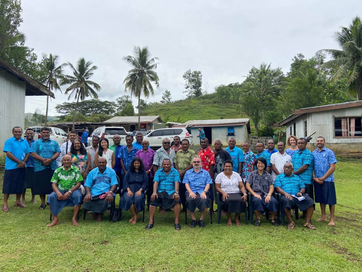 A group picture of representatives from the Fijian Government, UNDP, CSOs, the private sector, development partners, and residents of Vatawai.. 