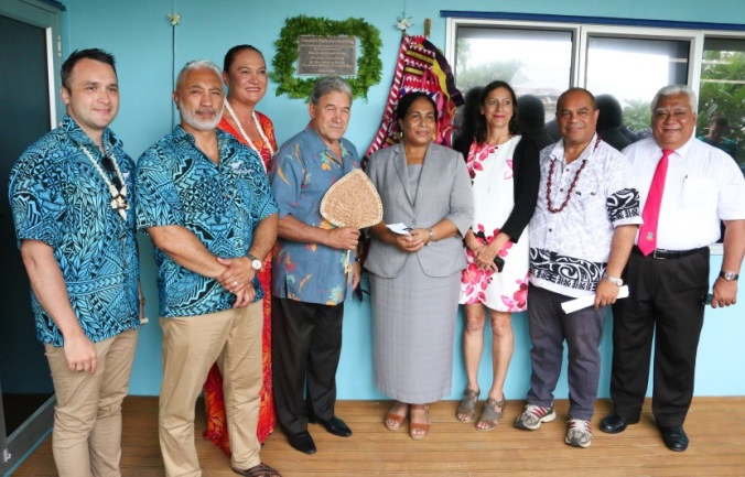 An image of eight people, inclucing Minister of Foreign Affairs Rt Hon Winston Peters at the Tuvalu Fisheries building.. 