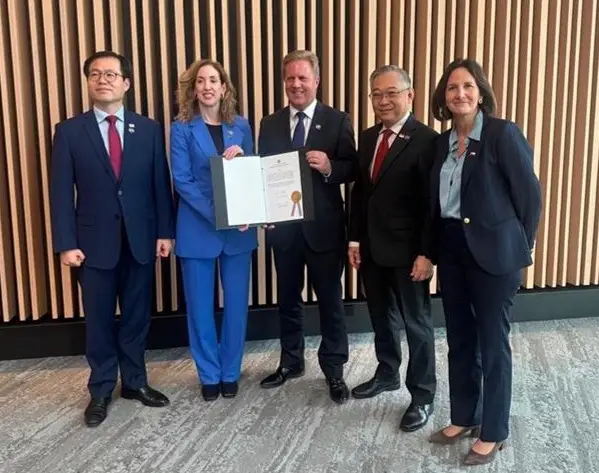 Ministers present Costa Rica's Instrument of Accession. 